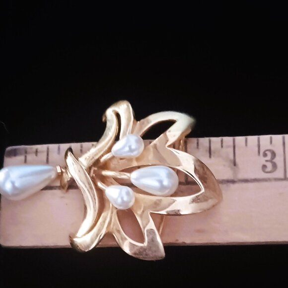 Napier Faux Pearl & Gold Tone Brooch Signed - Picture 4 of 5